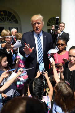 دونالد ترامپ در جمع فرزندان کارکنان و خبرنگاران کاخ سفید که در قالب تور برای بازدید آمده اند