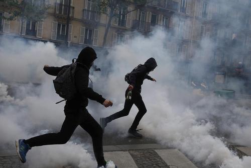 درگیری معترضان به نتایج مرحله نخست انتخابات ریاست جمهوری فرانسه با پلیس در پاریس