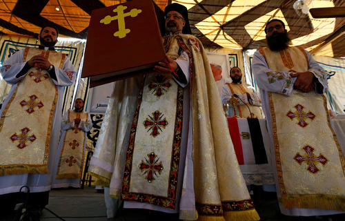 مراسم استقبال از پاپ فرانسیس از سوی کشیش های کلیسای قبطیان شهر قاهره