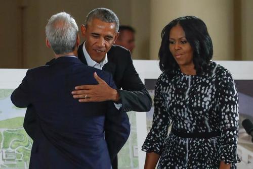 استقبال شهردار شهر شیکاگو از زوج اوباما در یک مراسم رسمی در مرکز اوباما - شیکاگو