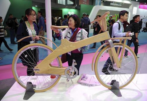 عرضه یک دوچرخه چوبی در نمایشگاه سالانه دوچرخه در شانگهای چین