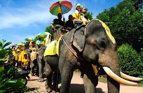 فیل سواری در جشنواره ای در یکی از ایالت های جنوبی تایلند
