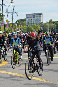 حضور سلطان برونئی در مسابقات دوچرخه سواری 16 کیلومتری به مناسبت روز خانواده