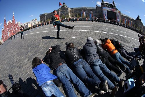 خبرنگاران در حال عکس گرفتن از رژه تمرینی ارتش روسیه در میدان سرخ مسکو در آستانه رژه روز پیروزی