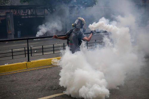 تداوم اعتراضات ضد حکومتی در کشور نفت خیز و ورشکسته ونزوئلا – کاراکاس