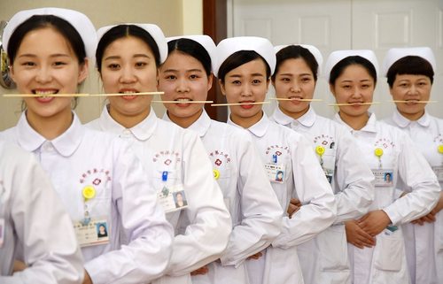 تمرین خنده پرستاران بیمارستانی در چین