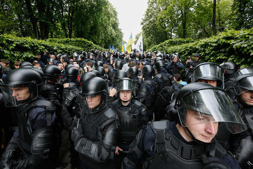 مسدود کردن مسیر تظاهرات ملی گرایان تندرو  از سوی پلیس اوکراین. ملی گرایان در هفتادو دومین سالگرد پیروز بر آلمان نازی تظاهرات کرده اند – کی یف