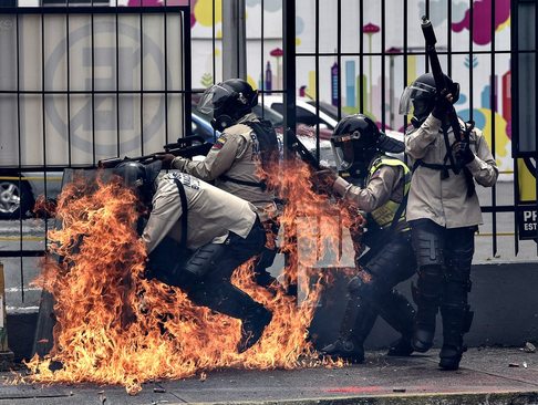 حمله معترضان ضد حکومت به پلیس ضد شورش ونزوئلا - کاراکاس