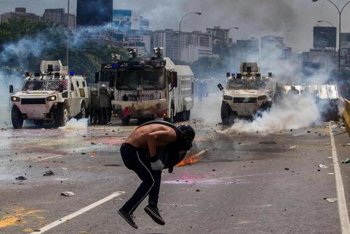 تداوم درگیری و آشوب و تظاهرات مخالفان دولت در پایتخت کشور بحران زده ونزوئلا