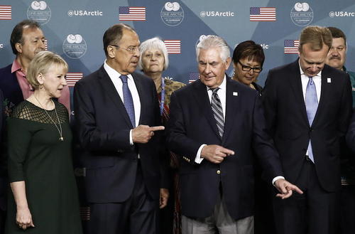 به ترتیب از راست: وزرای امور خارجه نروژ، آمریکا، روسیه و سوئد در دهمین نشست وزرای کشورهای حاشیه قطب شمال در آلاسکا آمریکا