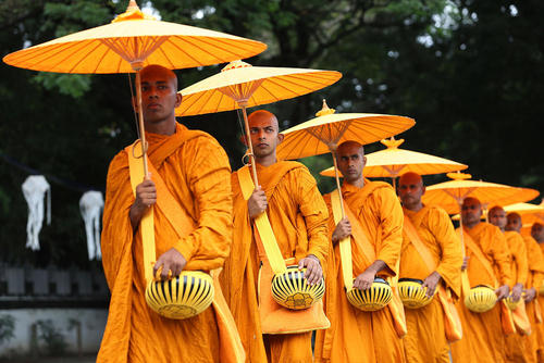 راهبان بودایی در جشنواره آیینی در کلمبو سریلانکا
