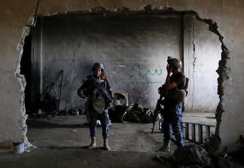 نیروهای عراقی در کارگاه ساخت خمپاره داعش در غرب شهر موصل