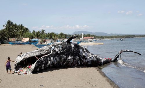 درست کردن یک ماکت وال با استفاده از ظروف پلاستیکی و دورریز در سواحل فیلیپین از سوی فعالان محیط زیست