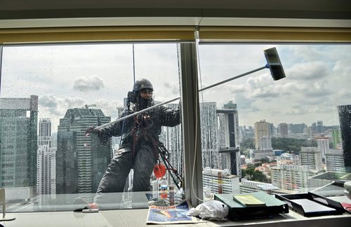 تمیز کردن شیشه های یک برج در سنگاپور