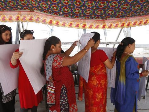 زنان نپالی در حال خواندن برگه های آرا در انتخابات شوراها – کاتماندو