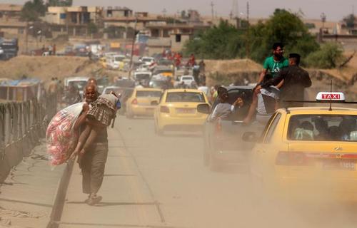 گریختن غیر نظامیان از مناطق جنگی در غرب شهر موصل عراق