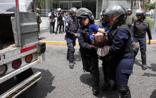 دستگیری معترضان حکومت در جریان تظاهرات ضد دولتی در شهر والنسیا ونزوئلا