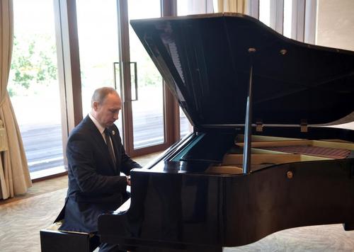 پیانونوازی ولادیمیر پوتین رییس جمهور روسیه در حاشیه دیدار از چین – پکن