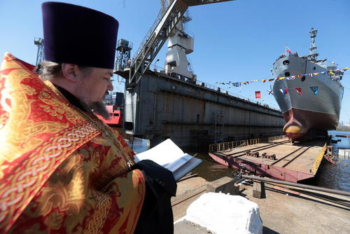 به آب انداختن یک کشتی هوشمند جدید در بندر سنت پترز بورگ روسیه و دعا خوانی یک کشیش ارتدوکس در این مراسم