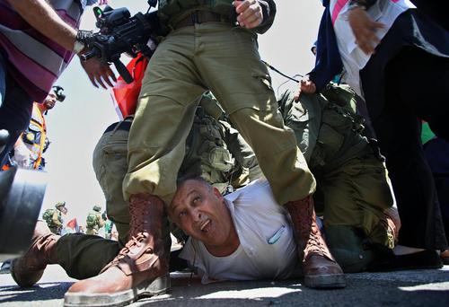 دستگیری یک معترض فلسطینی از سوی سربازان اسراییلی – نابلس
