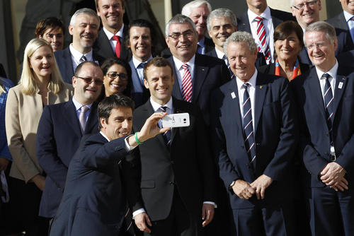 عکس سلفی گرفتن اعضا و مدیران کمیته ملی المپیک فرانسه با رییس جمهور جدید این کشور در کاخ الیزه – پاریس