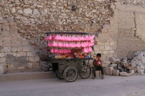 نوجوان سوری پشمک فروش در شمال شهر حلب