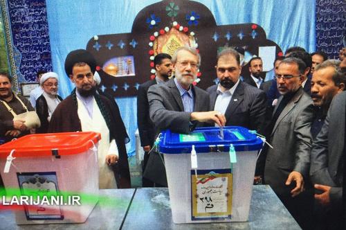 علی لاریجانی (رئیس مجلس) با حضور در مسجد جامع حضرت ابوالفضل (ع) قم رای خود را به صندوق انداخت