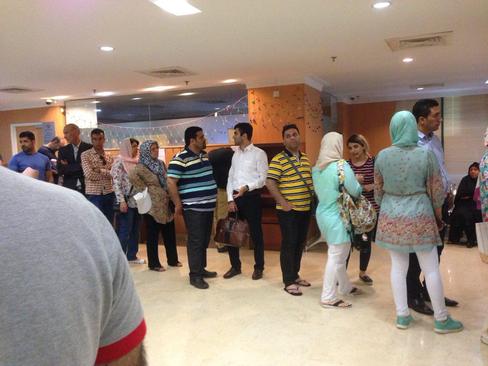 صف رای‌دهندگان انتخابات ریاست جمهوری در کنسولگری ایران در مالزی.

