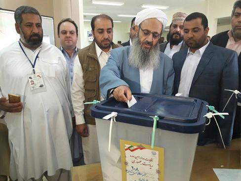 مولوی عبدالحمید امام جمعه اهل سنت زاهدان رای خود را به صندوق انداخت