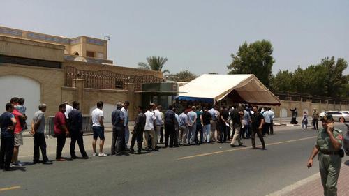 صف رای دهندگان مقابل سرکنسولگری ایران در دبی