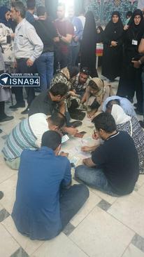 مردم در حال نوشتن اسامی کاندیدای خود روی تعرفه ها،  حسینیه ارشاد تهران