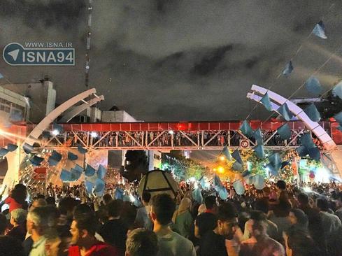 حضور گسترده و شادی مردم در تهران، نارمک، میدان هفت‌‌حوض