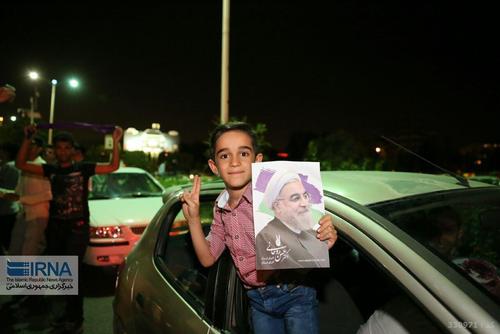 جشن مردمی پیروزی در انتخابات در خیابان های شیراز 