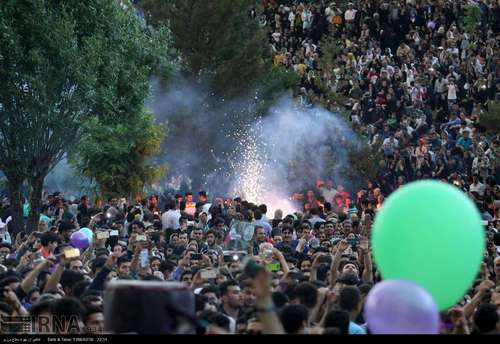 شادی هواداران روحانی در خرم آباد
