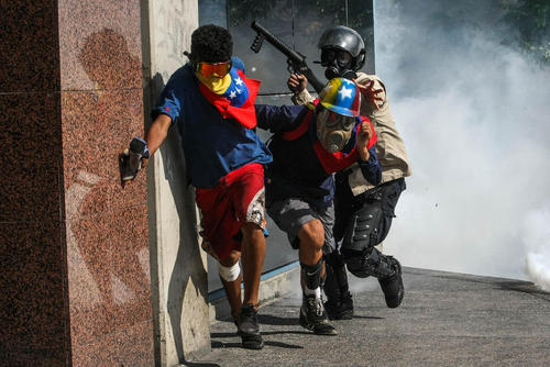تنش و درگیری بین مخالفان حکومت و نیروهای امنیتی در پایتخت کشور آشوب زده ونزوئلا. برخی مخالفان هنرمند به نشانه اعتراض به حکومت در میانه درگیری ها ساز می نوازند