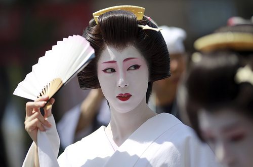 جشنواره سالانه سانجا در معبدی در توکیو 