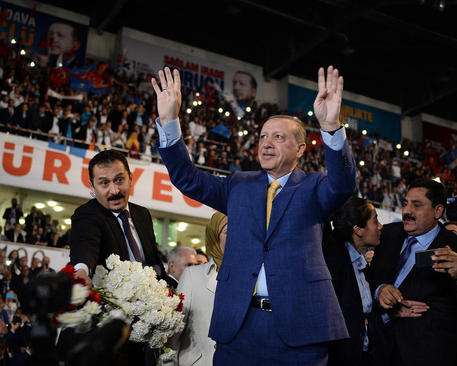 رجب طیب اردوغان در نشست حزب حاکم عدالت و توسعه ترکیه برای انتخاب رهبر جدید. با تغییر قانون اساسی ترکیه اردوغان می تواند بار دیگر مقام دبیر کلی این حزب را به دست بگیرد- آنکارا