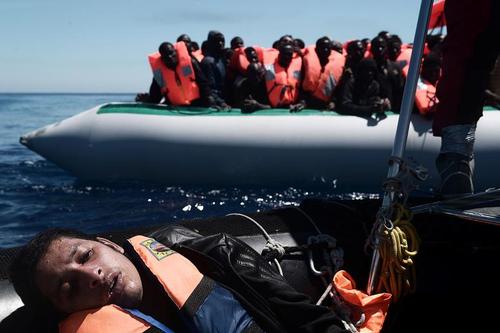 نجات پناهجویان عازم اروپا از غرق شدن در دریای مدیترانه 