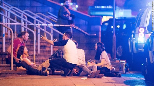 لحظاتی پس از انفجار تروریستی در کنسرت موسیقی خواننده آمریکایی در منچستر انگلیس