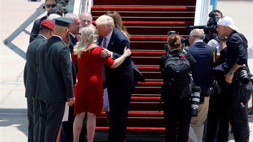 ورود ترامپ و همسرش به فرودگاه بن گوریون تل آویو / رئیس جمهور و نخست وزیر اسرائیل به همراه همسران خود درفرودگاه از ترامپ و همسرش استقبال کردند