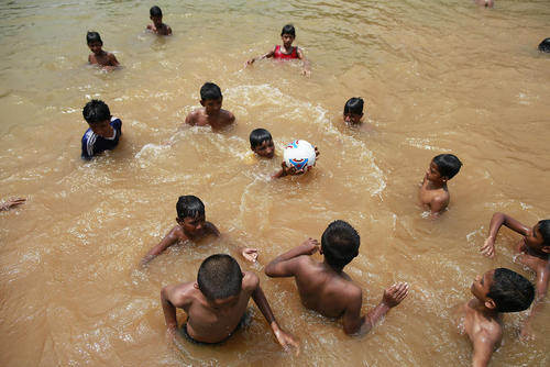 نوجوانان بنگلادشی در حال آب تنی در رودخانه – داکا