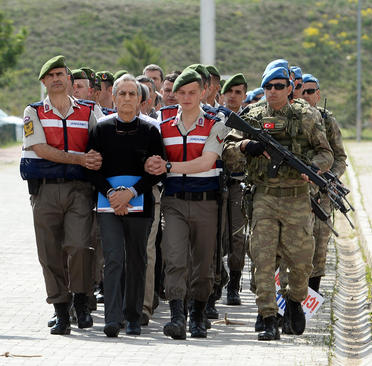 برگزاری نخستین جلسه محاکمه 221 مظنون به دست داشتن در کودتای نافرجام اخیر ترکیه در آنکارا . فرد در ابتدای صف فرمانده سابق نیروی هوایی ترکیه است