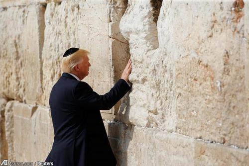 دعا خوانده ترامپ در کنار دیوار ندبه
