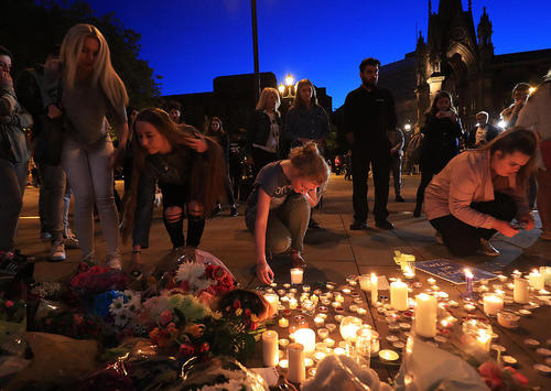 روشن کردن شمع برای ابراز همدردی با خانواده قربانیان حادثه تروریستی دوشنبه شب در منچستر انگلیس