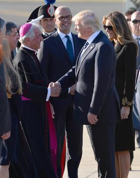 فرستاده واتیکان در مراسم استقبال از دونالد ترامپ در فرودگاه شهر رم ایتالیا