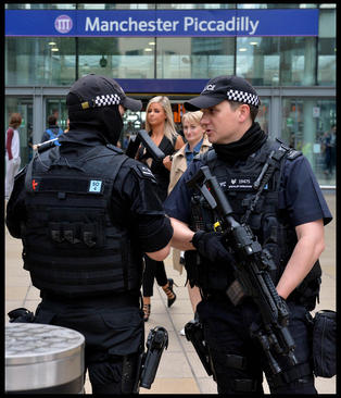 تشدید تدابیر امنیتی در انگلیس پس از حمله تروریستی دوشنبه شب به منچستر – لندن