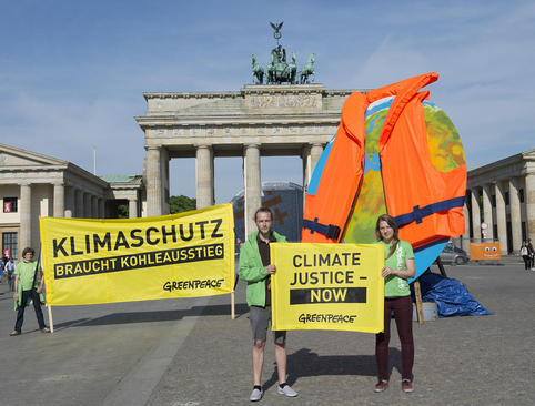 گردهمایی فعالان محیط زیست در دروازه شهر برلین با شعار قطع فوری مصرف ذغال سنگ و نجات کره زمین