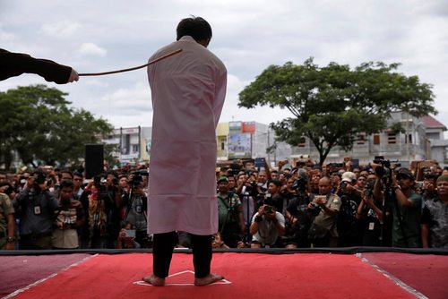 شلاق زدن یک مرد همجنسگرا در آچه اندونزی 