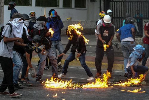 ادامه تظاهرات مخالفان حکومت ونزوئلا در پایتخت – کاراکاس