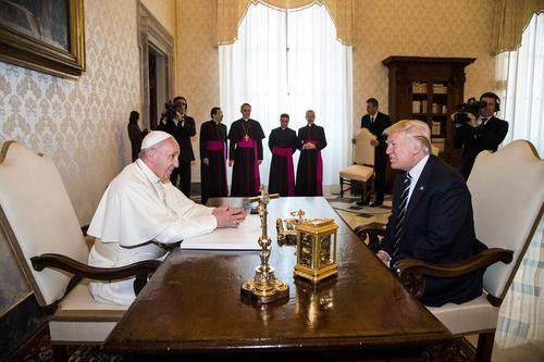تصویری از دیدار دوجانبه پاپ فرانسیس و دونالد ترامپ
